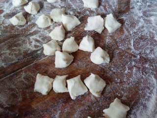 6、西葫芦饺子#健康美颜餐#,用刀切成小剂子