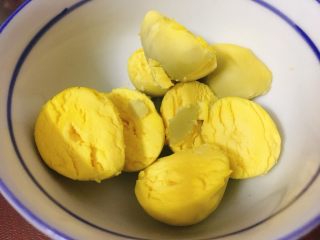 1、杏仁玛格丽特 (香浓酥松得掉渣哟),水煮蛋去壳，取出蛋黄备用。