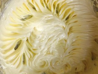 2、杏仁玛格丽特 (香浓酥松得掉渣哟),一直打发到黄油发白，呈羽毛状。