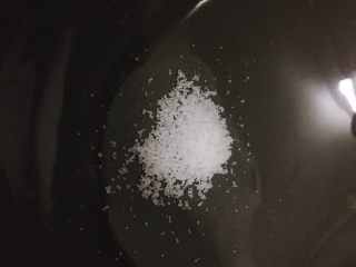 3、杏仁玛格丽特 (香浓酥松得掉渣哟),准备一小撮盐，