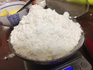 5、杏仁玛格丽特 (香浓酥松得掉渣哟),称好低筋面粉，