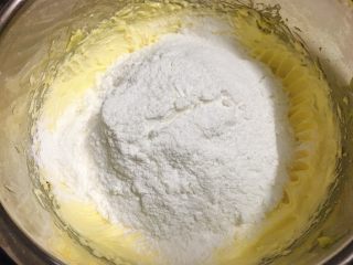 6、杏仁玛格丽特 (香浓酥松得掉渣哟),将盐、玉米淀粉、低筋面粉加入黄油里。