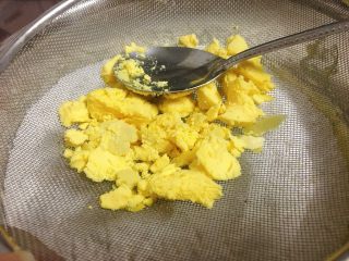 7、杏仁玛格丽特 (香浓酥松得掉渣哟),蛋黄如图，用勺子轻压挤过筛。