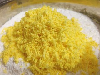 8、杏仁玛格丽特 (香浓酥松得掉渣哟),过筛后如图，蛋黄都成细腻且分明的蛋黄蓉了。