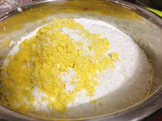 9、杏仁玛格丽特 (香浓酥松得掉渣哟),带上手套，用手轻搅拌均匀，再捏成团。