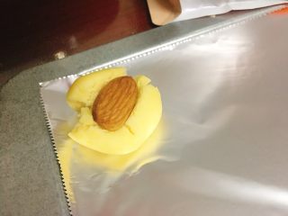 13、杏仁玛格丽特 (香浓酥松得掉渣哟),饼干压下后，会形成自然漂亮的裂纹，如图。