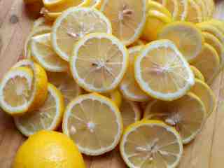2、川贝柠檬膏,柠檬切片祛籽 因为籽熬出来会苦，所以建议都去掉，这部要有点耐心哦！
