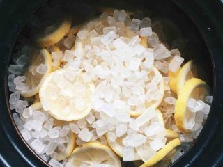 3、川贝柠檬膏,炖的过程我没拍，这是在别的地方找的一个图，这样大家更容易看懂，把所有的东西都放进陶瓷锅里，我还是建议大家用这种陶瓷锅，受热比较好，然后一点水都不要加，炖一会柠檬就会出好多水，注意的一点就是必须文火炖，不要着急，效果慢慢炖，炖一下午！