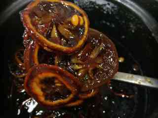 4、川贝柠檬膏,文火慢炖7到8小时 差不多，具体看成色与粘稠度是否合适 太稀就用大火收汁10分钟 再静置放凉1小时左右搅拌一次，防止粘锅！