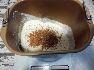 4、馓子,再加入适量的芝麻,黑白的都可以,但要熟的。