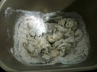 5、馓子,在放入100克左右温水,用面包机和匀,或者手揉都可以。