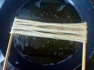 12、馓子,可以拧一下,做成想要的形状。