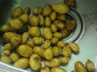 1、香煎小土豆,新鲜的小土豆清洗干净