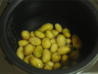 2、香煎小土豆,放入电饭锅里，加入没过土豆的水，煮大约30分钟左右至熟