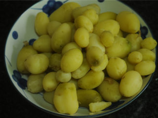 4、香煎小土豆,将小土豆的皮剥掉