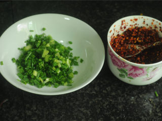 5、香煎小土豆,葱切花，油辣椒备用