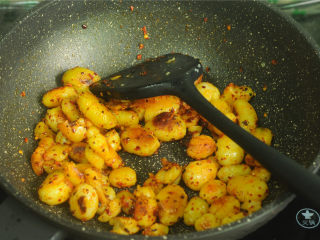 11、香煎小土豆,翻拌均匀