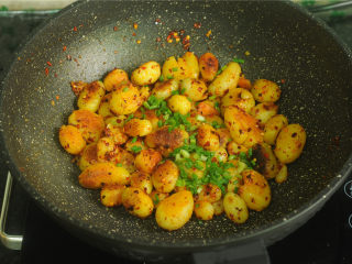 12、香煎小土豆,出锅前撒上葱花