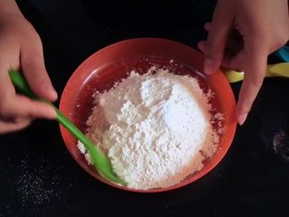 4、哆啦A梦铜锣烧,将泡打粉和面粉拌匀；