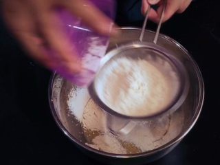 5、哆啦A梦铜锣烧,粉过筛到小盆中；