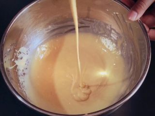 6、哆啦A梦铜锣烧,搅拌到无干粉、无颗粒状态；