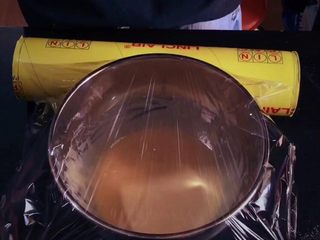 7、哆啦A梦铜锣烧,包好保鲜膜，静置20分钟；