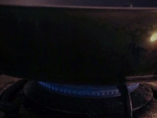 9、哆啦A梦铜锣烧,将平底锅（不粘锅）放在燃气灶上，开小火，预热3分钟；