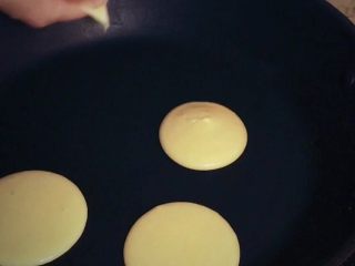 11、哆啦A梦铜锣烧,挤直径5-6cm面糊，然后回自然流向四周，变大到7-8cm；