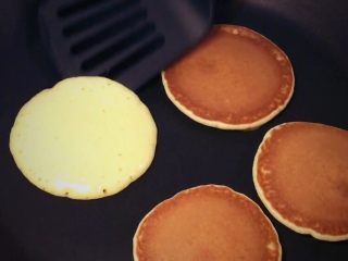 13、哆啦A梦铜锣烧,表面呈金黄；