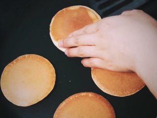 14、哆啦A梦铜锣烧,背面上色后取出；