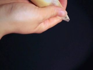 10、哆啦A梦铜锣烧,将裱花袋剪0.5cm大小的口；