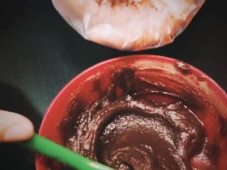 16、哆啦A梦铜锣烧,将豆沙中加入水，搅拌均匀，装入裱花袋中；