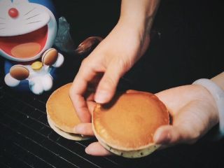 18、哆啦A梦铜锣烧,取一个松饼，正面朝上，盖在豆沙上面；