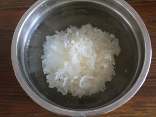 1、银耳雪梨羹,银耳提前用清水泡发至少24小时，入天热中途多换几次水