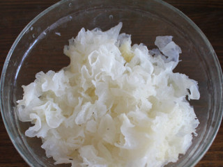 2、银耳雪梨羹,泡好的银耳撕成小片，去掉根部