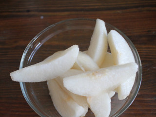 3、银耳雪梨羹,雪梨去掉梨核，切成 小块