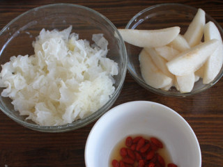 4、银耳雪梨羹,枸杞用水泡开