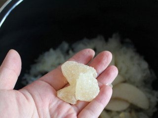 5、银耳雪梨羹,把雪梨和银耳放入高压锅，放入冰糖