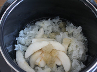 6、银耳雪梨羹,放入刚刚末过食材的清水