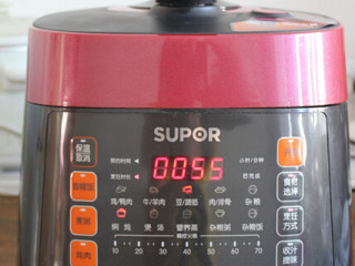 7、银耳雪梨羹,食材选择豆类，选择闷的功能，压制银耳出胶即可