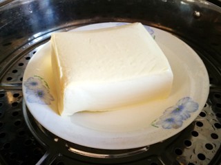 2、家宴颜值凉菜～番茄豆腐花,豆腐从盒子中取出来 蒸10分钟