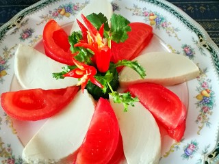 8、家宴颜值凉菜～番茄豆腐花,中间装饰一下