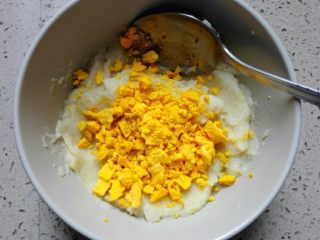 2、#万能的土豆#焙煎芝麻鸡蛋沙拉杯,4.	蛋黄碾碎放入土豆泥中，