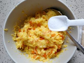 4、#万能的土豆#焙煎芝麻鸡蛋沙拉杯,6.	加入盐