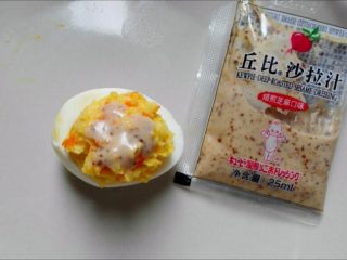 5、#万能的土豆#焙煎芝麻鸡蛋沙拉杯,7.	装入鸡蛋杯，淋上焙煎芝麻沙拉酱