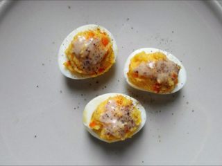 6、#万能的土豆#焙煎芝麻鸡蛋沙拉杯,8.	撒上现磨黑胡椒