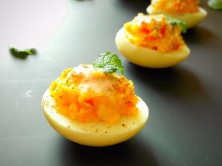 7、#万能的土豆#焙煎芝麻鸡蛋沙拉杯,9.	用薄荷叶装饰一下