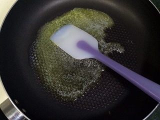 4、牛轧糖夹心苏打饼干,用刮刀搅拌黄油至完全融化。