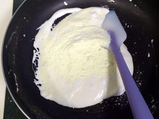 7、牛轧糖夹心苏打饼干,加入全脂奶粉。