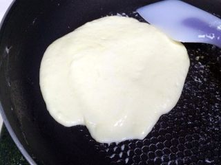 8、牛轧糖夹心苏打饼干,继续搅拌煮至无干粉状态。